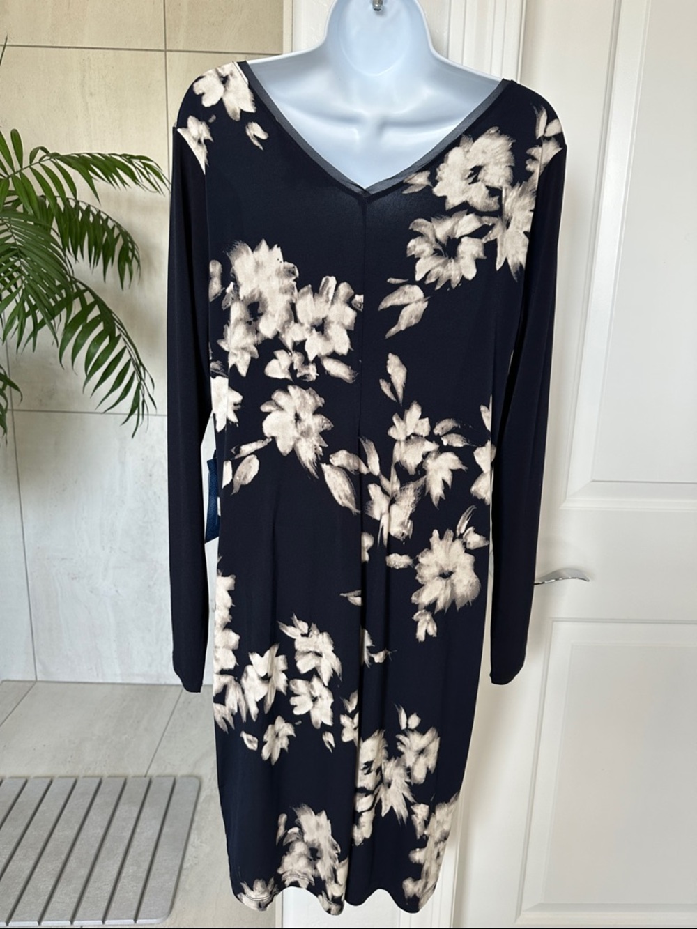 Simply Vera Soft flowing Navy Floral dress, Size L. Vera Wang - Picture 3 of 13